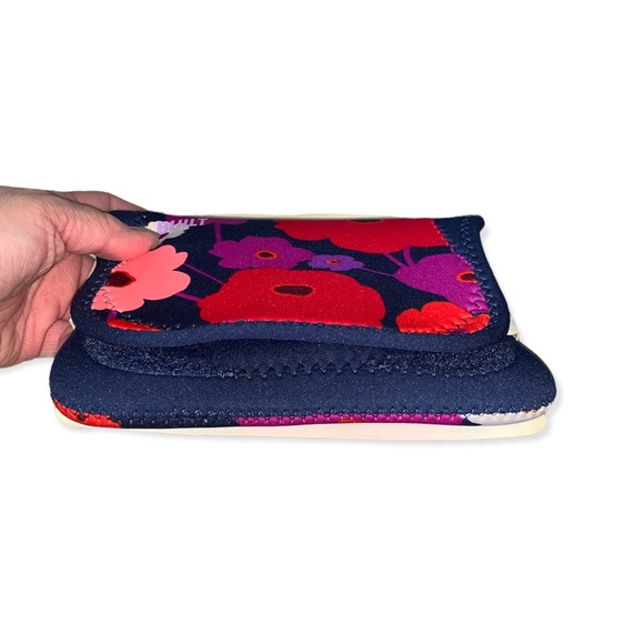 BUILT Neoprene E-Reader 6” Tablet Case - Picture 8 of 10